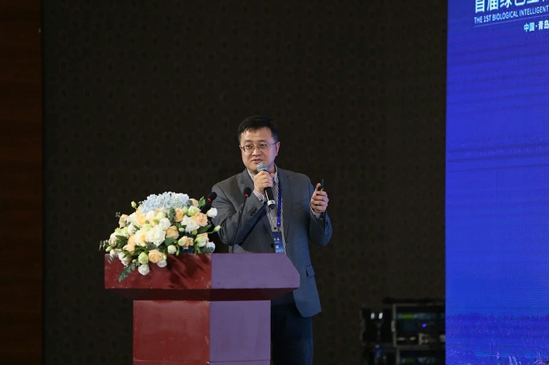 中国科学院青岛生物能源与过程研究所吕雪峰副所长作《蓝细菌不“蓝”，土曲霉不“土”，合成生物技术与微生物制造工程》的主题报告。